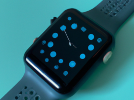 apple watch ultra en mesa azul verdosa